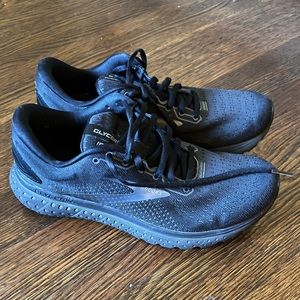 EUC Mens Brooks Black Glycerin 18